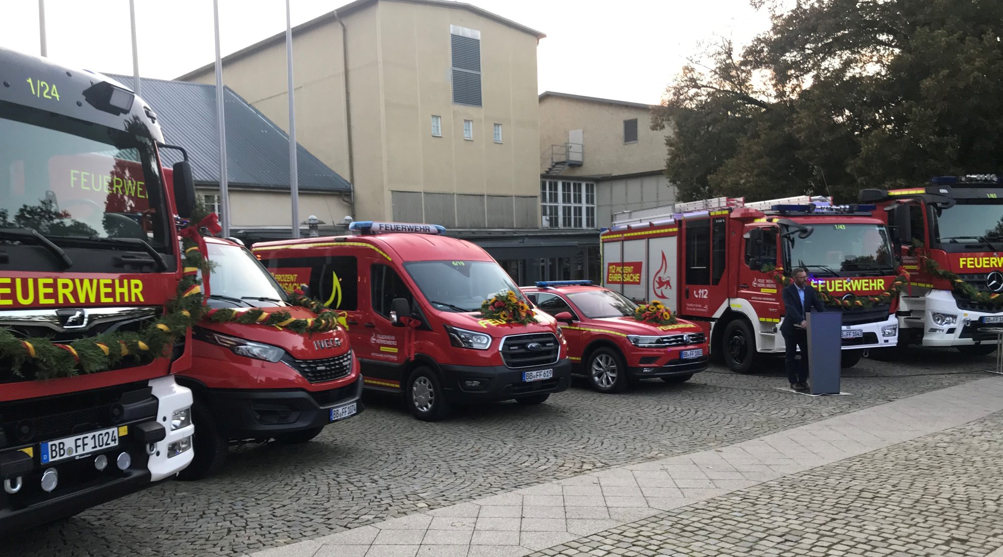 OB Sprißler bei der Übergabe von sechs Fahrzeugen für die Feuerwehr